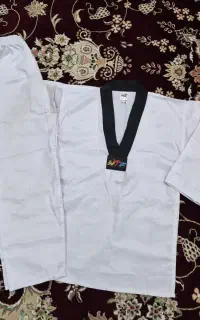 لباس تکواندو به همراه کلاه و هوگو