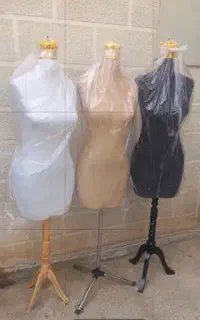 مانکن پشت ویترینی با پایه