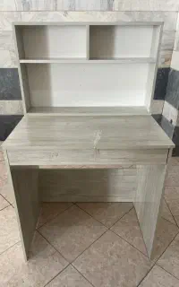میز تحریر کتابخانه دار