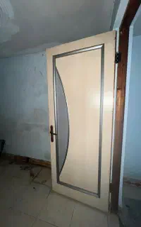 درب چوبی با چارچوب و دستگیره