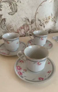 سه عدد فنجان قهوه ی گلدار زیبا
