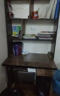 یک عدد کتاب خانه ومیز تحریر