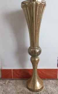 گلدان بلند طلایی