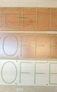تابلو روان قرمز و تعدادی تابلو led کافه