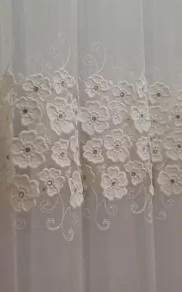 پرده نگین دار و گل برجسته