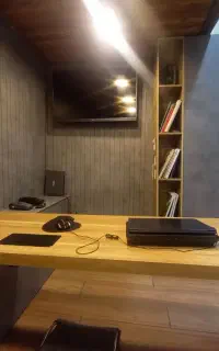 صندلی جکدار میز و کتاب خانه