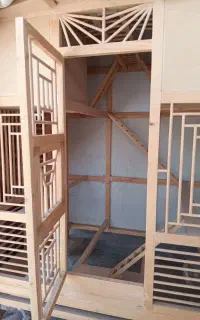 یک لونه چوبی خوشکل برا پرنده و یک خروس برهما