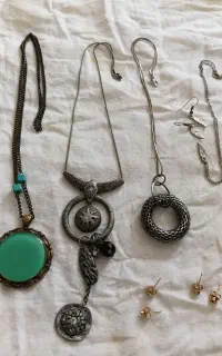 تعدادی  گردنبند بدلیجات