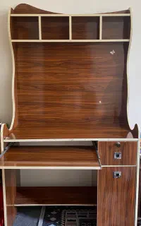میز تحریر کتابخانه‌ای