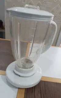 یدکی مخلوط کن و تعدادی وسیله آشپزخونه