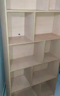 دو مدل قفسه کتاب (یکی کرم و یکی قهوه‌ای)