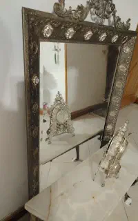 اینه و میز با ساعت