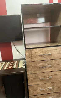 میز تحریر با صفحه روی کابینت