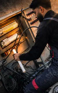 برقکار درتمام  نقاط شهرشبانه روزی رفع اتصالی