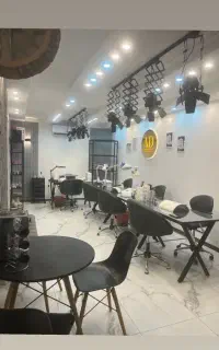 ۲ عدد میز به همراه صندلی و سکو و صندلی پدیکور
