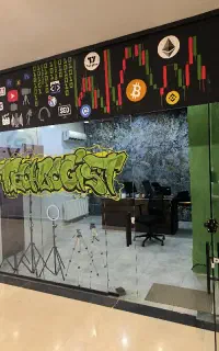 منشی خانم مسط به کار با نت و موبایل و کامپیوتر