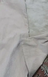 رو بالشی از جنس رو مبلی محکم و ضخیم