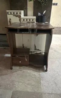 میز کامپیوتر در حد نو
