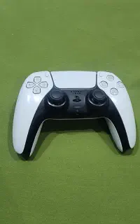 دسته ps5 رنگ سفید + ۲ تا کاور دسته