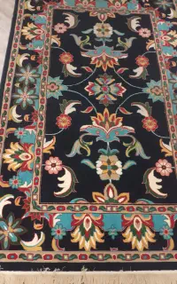 دو عدد کناره و تعدای وسایل بافندگی