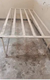 تخت آهنی محکم