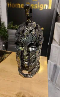 مجسمه گلادیاتور از جنس کائو چو و یک عددچراغ خواب