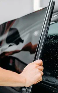 کندن برچسب شیشه دودی