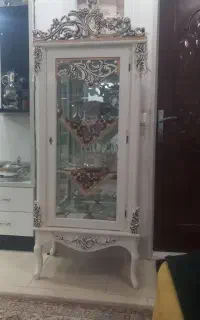 یک عدد ساعت ایستاده یک عدد بوفه