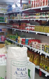 همکار خانم در فروشگاه