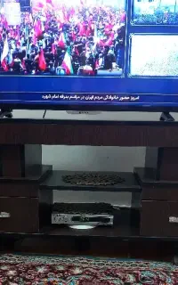 میز تلویزیون و ساعت