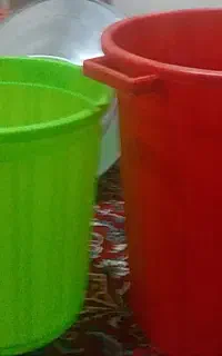 یک سطل بزرگ ویک سطل متوسط