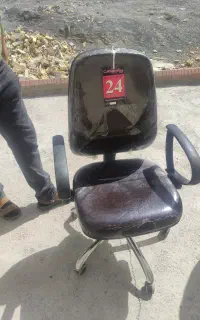 تعدادی صندلی اداری گردان و پایه ثابت در حد نو