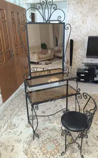 کمد چوبی و میز آیینه فرفورژه با صندلی (فروش فوری)