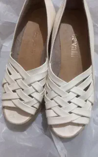 یک جفت صندل زنانه رنگ شیری