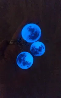 جاسوییچی ماه شب تاب که در تاریکی نور میدهد