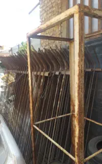 حفاظ روی دیوار با مفتول