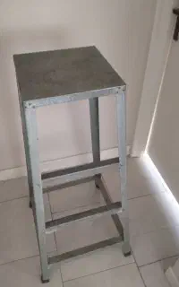 چهار پایه آهنی