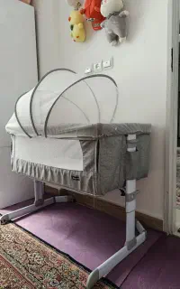 تخت کنار مادر . گهواره .