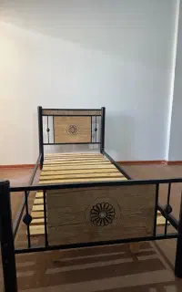 تخت خواب یک نفره شیک و سالم ، در حد نو