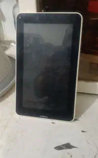 دوعدد تبلت یکی سامسونگ اون یکی نمیدونم اسمش چیه