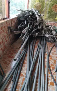 تیر چوبی و لوله پی وی سی