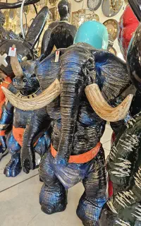 مجسمه کنار سالنی فیل و کرگدن