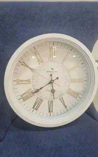 ساعت دیواری سفید با اعداد رومی