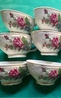 18  نعلبکی و12 فنجان گل سرخ