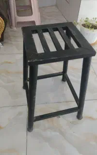 چهارپایه فلزی یا صندلی