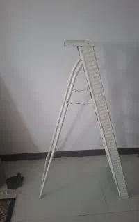 چهارپایه فلزی تاشو