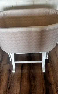 گهواره کنار مادر