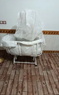 گهواره کنار مادر