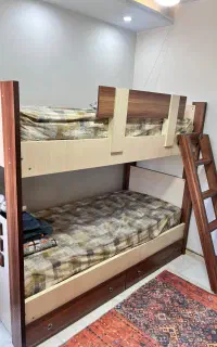 میز تحریر و تخت