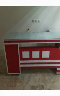 میز همراه با قفسه